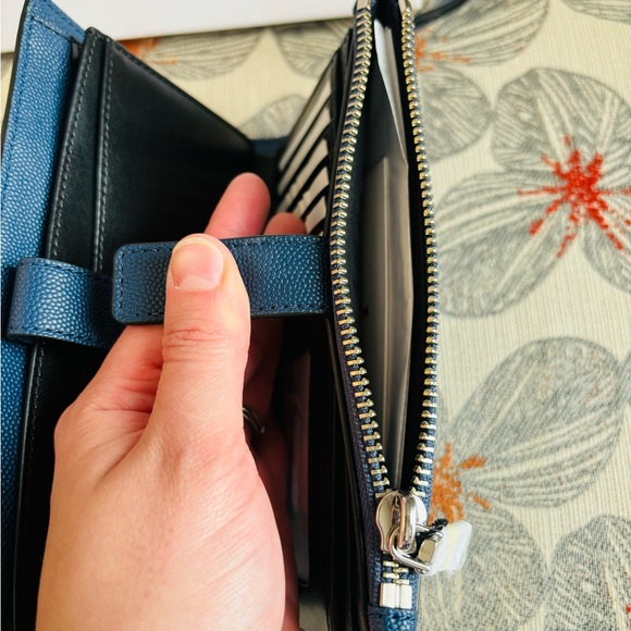 Marc Jacob’s Navy/Black bi-fold wrislet - Picture 5 of 7